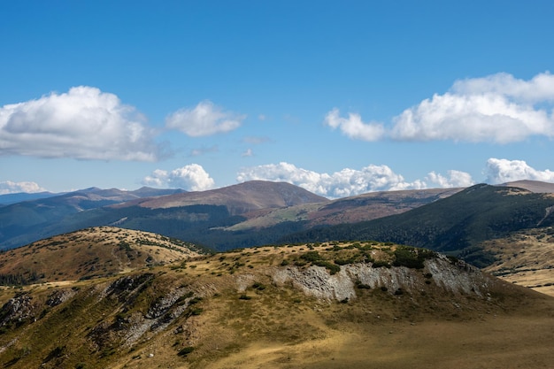 Hermoso paisaje de montaña en las montañas de los Cárpatos de Rumania.