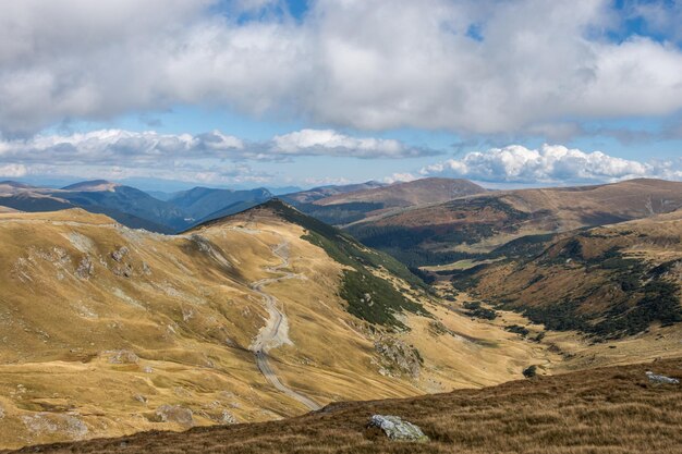 Hermoso paisaje de montaña en las montañas de los Cárpatos de Rumania.