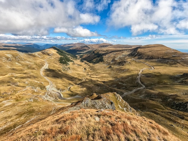 Hermoso paisaje de montaña en las montañas de los Cárpatos de Rumania.