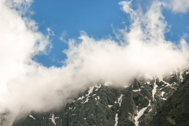 Hermoso paisaje de montaña con nubes blancas