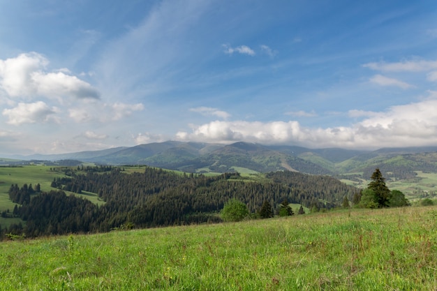 Hermoso paisaje de montaña con nubes en el cielo