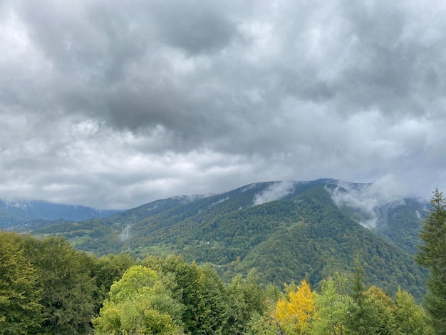 Hermoso paisaje de montaña de otoño con nubes de lluvia