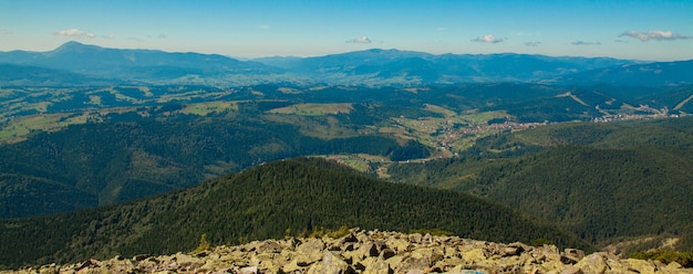 Hermoso paisaje de montaña, con picos cubiertos de bosque y un cielo nublado. Montañas de Ucrania, Europa.