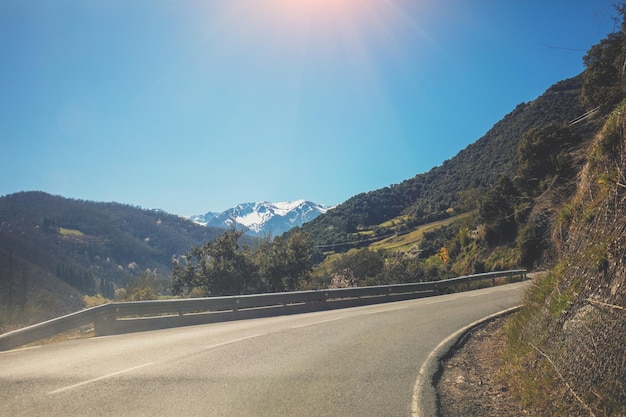 Hermoso paisaje de montaña a principios de primavera en un día soleado Vista a través del parabrisas Conducir un automóvil en un camino sinuoso de montaña en el Parque Nacional Picos de Europa Cantabria España Europa