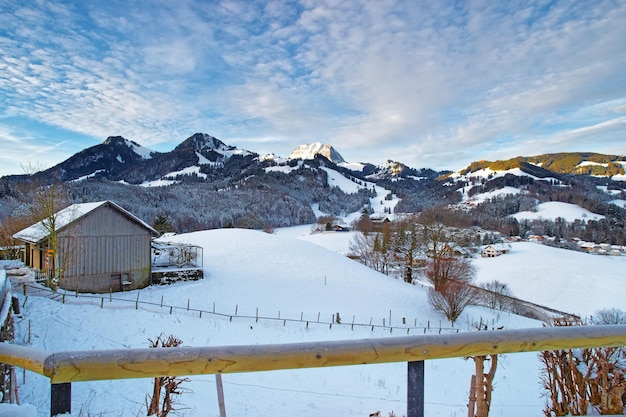 Hermoso paisaje de montaña con pueblos de montaña cubiertos de nieve vistos desde la ciudad de Gruyere, Suiza