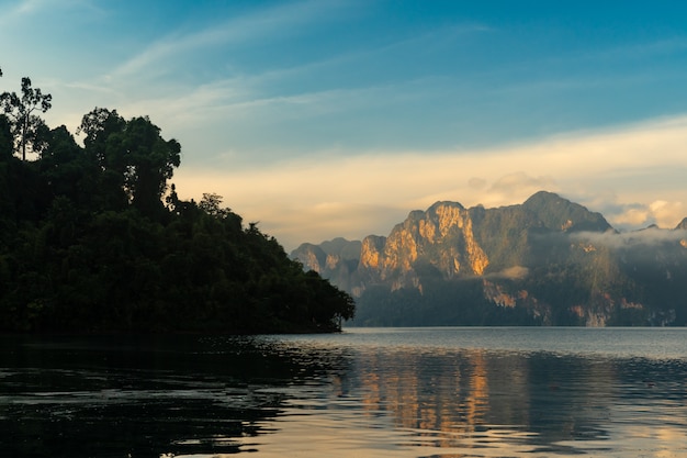 Hermoso paisaje de montaña y reflexión sobre el agua en la presa de Ratchaprapa y el lago Cheow Larn