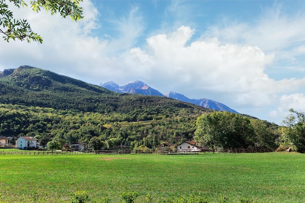 Hermoso paisaje de montaña de la región de Piamonte Italia