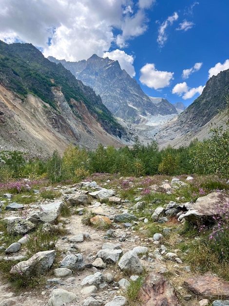 Hermoso paisaje de montaña y un río en un clima soleado