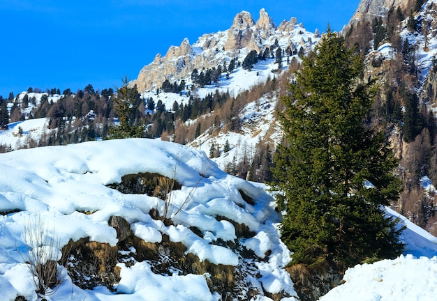 Hermoso paisaje de montaña rocosa de invierno. Italia Dolomitas, al pie de Passo Gardena, Tirol del Sur.