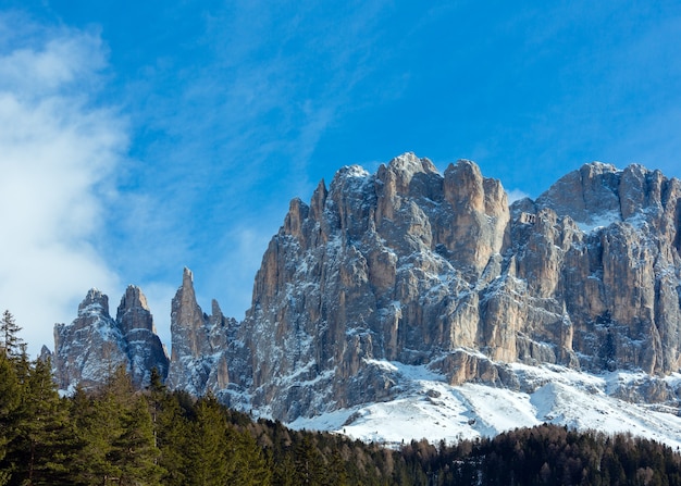 Hermoso paisaje de montaña rocosa de invierno. Vista desde la Great Dolomites Road Grande Giro delle Dolomiti