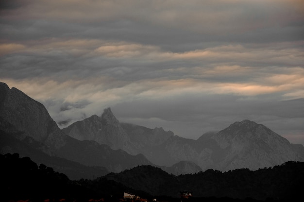 Hermoso paisaje de la montaña Tahtali bajo las nubes esponjosas