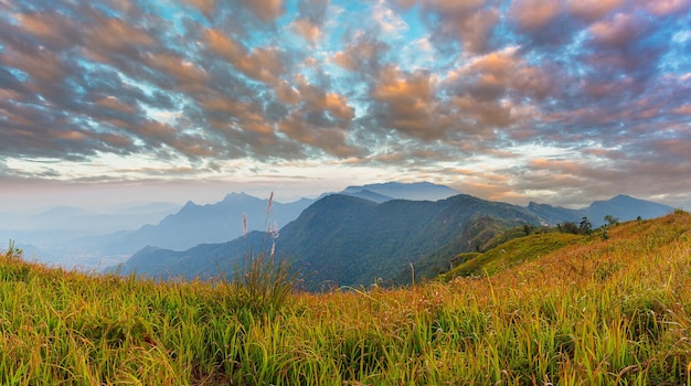 hermoso paisaje de montaña en Tailandia, vista aérea de la hermosa montaña de paisaje natural en Tailandia