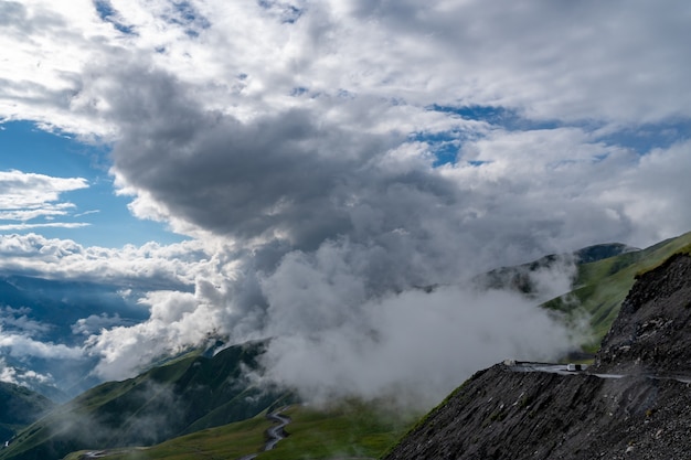 Hermoso paisaje de montaña en Upper Khevsureti, Georgia. Viaje