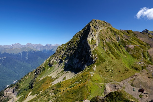 Hermoso paisaje de montaña verde con cielo azul brillante. Cáucaso del Norte.