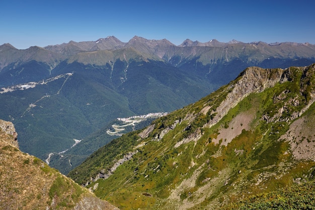 Hermoso paisaje de montaña verde con cielo azul brillante. Cáucaso del Norte.