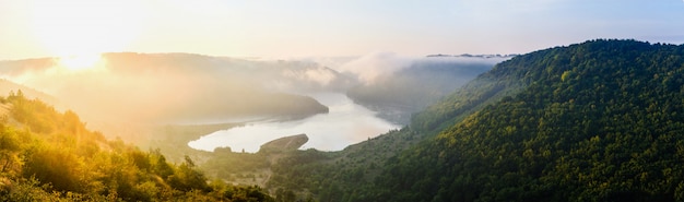 Hermoso paisaje de montaña