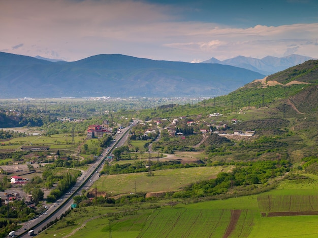 Hermoso paisaje de las montañas en las afueras de Tbilisi. Georgia