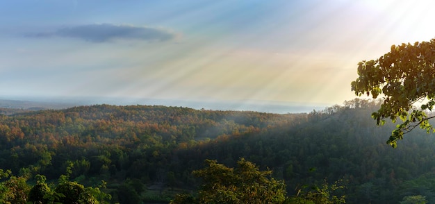 Hermoso paisaje de montañas y árboles con rayos de sol en Buriram