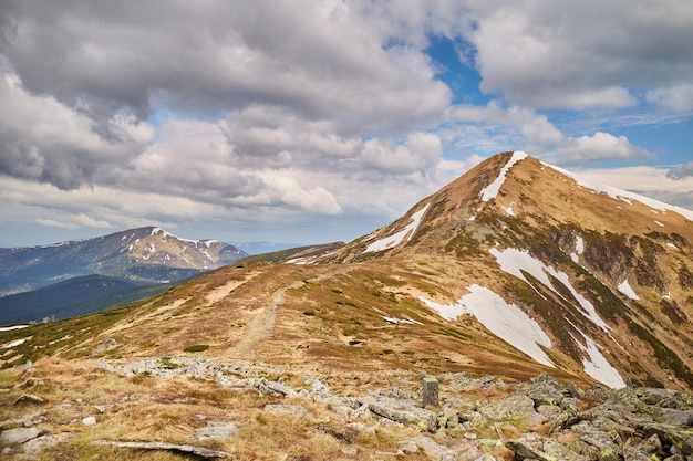 Hermoso paisaje de las montañas de los Cárpatos ucranianos en primavera Vista de Chornohora en la montaña más alta de Hoverla en Ucrania