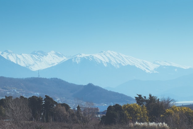 Hermoso paisaje de montañas con cielo azul