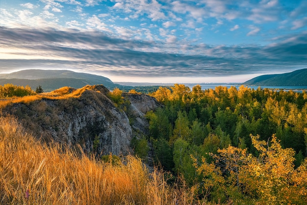 Hermoso paisaje con montañas y colinas.