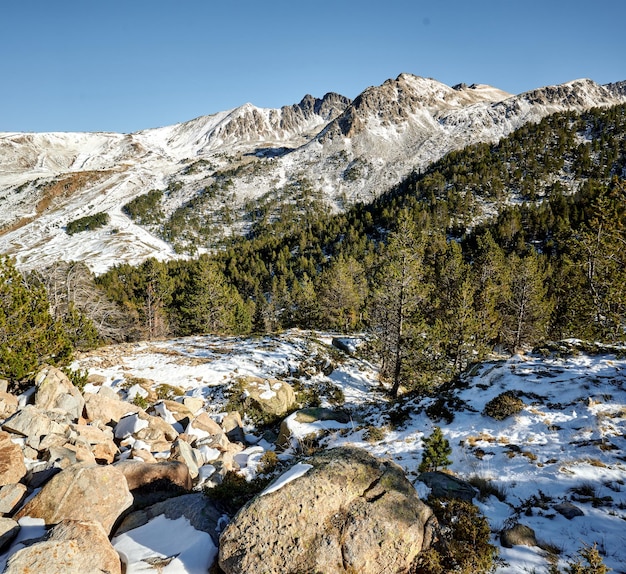 Hermoso paisaje de montañas cubiertas de nieve en Andorra