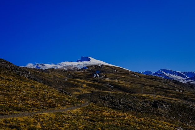 Hermoso paisaje de montañas cubiertas de nieve y cielo azul