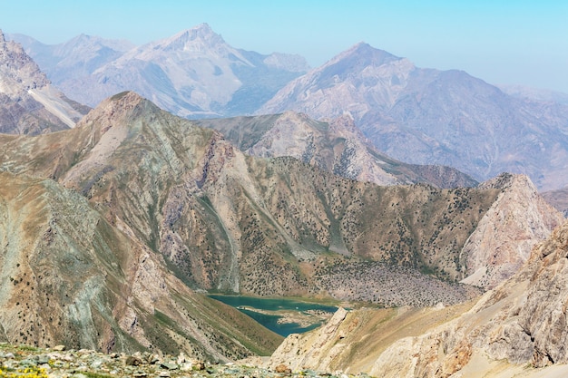 Hermoso paisaje de las montañas Fann, Tayikistán