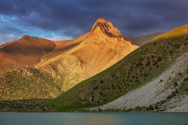 Hermoso paisaje de las montañas Fanns, Tayikistán