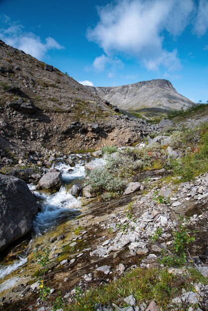 Hermoso paisaje de las montañas Khibiny con rocas y un arroyo de montaña en un día soleado. Península de Kola, Rusia