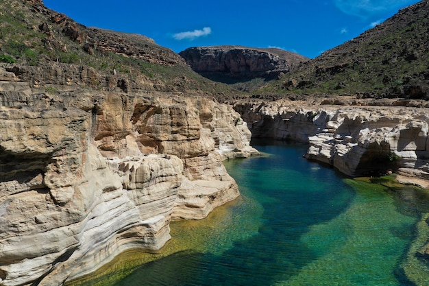 Un hermoso paisaje con montañas y un lago.