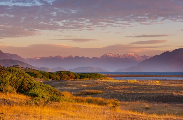 Hermoso paisaje de montañas a lo largo de la carretera de ripio Carretera Austral en el sur de la Patagonia, Chile