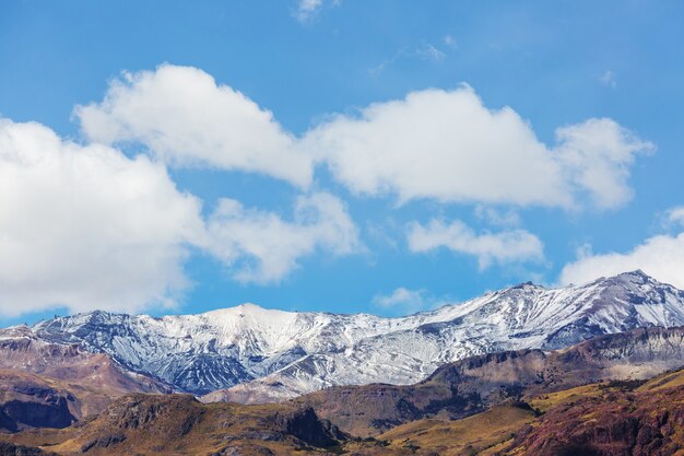 Hermoso paisaje de montañas a lo largo de la carretera de ripio Carretera Austral en el sur de la Patagonia, Chile