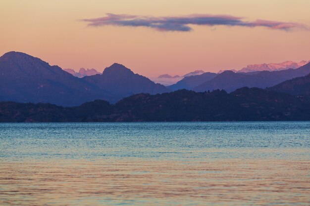 Hermoso paisaje de montañas a lo largo de la carretera de ripio Carretera Austral en el sur de la Patagonia, Chile