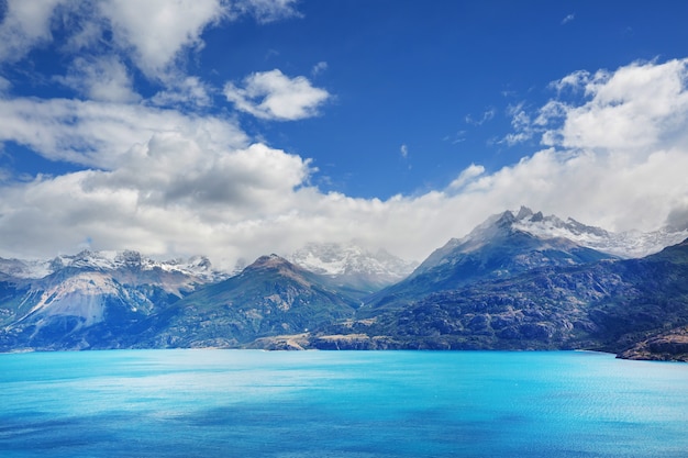 Hermoso paisaje de montañas a lo largo de la carretera de ripio Carretera Austral en el sur de la Patagonia, Chile