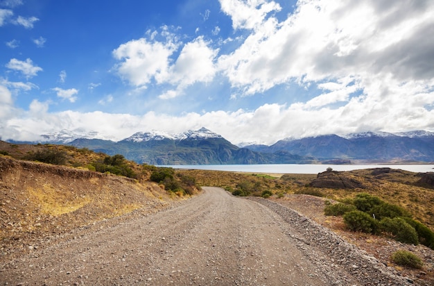 Hermoso paisaje de montañas a lo largo de la carretera de ripio Carretera Austral en el sur de la Patagonia, Chile