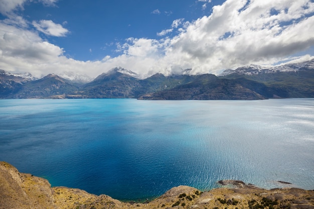 Hermoso paisaje de montañas a lo largo de la carretera de ripio Carretera Austral en el sur de la Patagonia, Chile