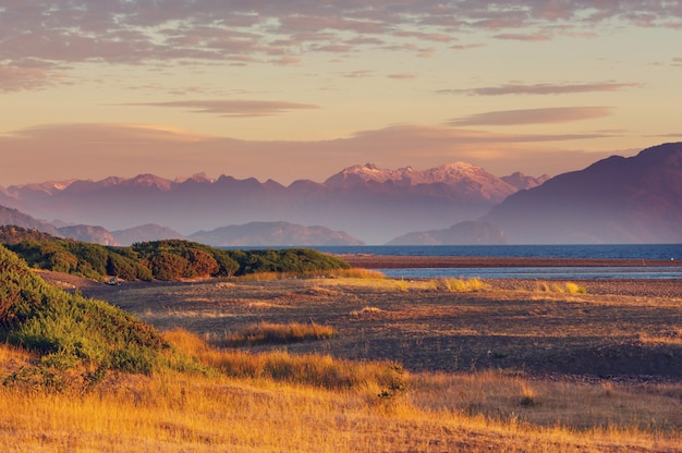 Hermoso paisaje de montañas a lo largo de la carretera de ripio Carretera Austral en el sur de la Patagonia, Chile