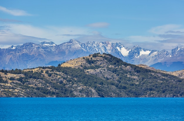 Hermoso paisaje de montañas a lo largo de la carretera de ripio Carretera Austral en el sur de la Patagonia, Chile