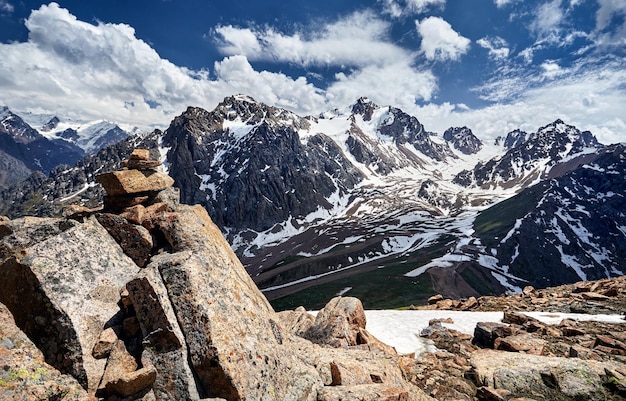 Hermoso paisaje de montañas nevadas