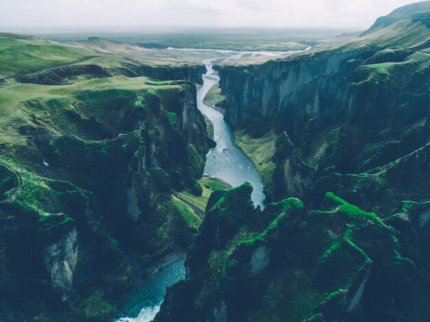 Hermoso paisaje de montañas y río, vista aérea