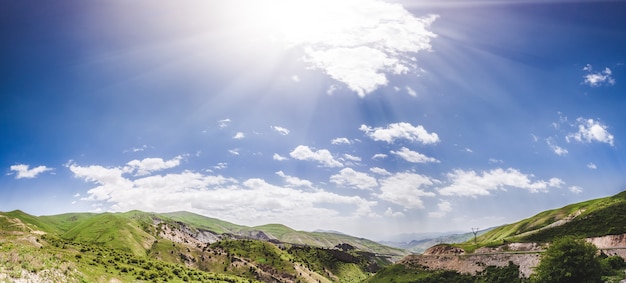 Hermoso paisaje con montañas verdes y magnífico cielo nublado