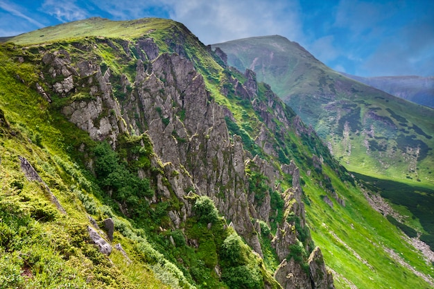 Hermoso paisaje de montañas