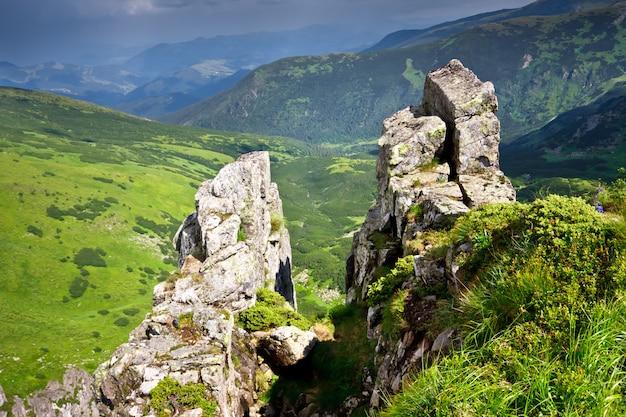 Hermoso paisaje de montañas