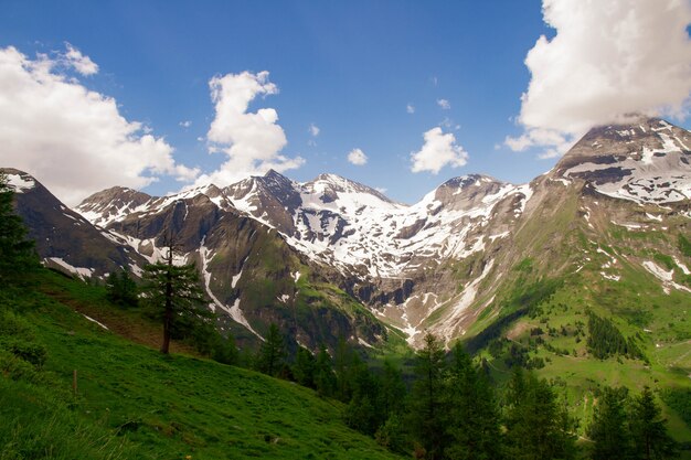 Un hermoso paisaje de las montañas.