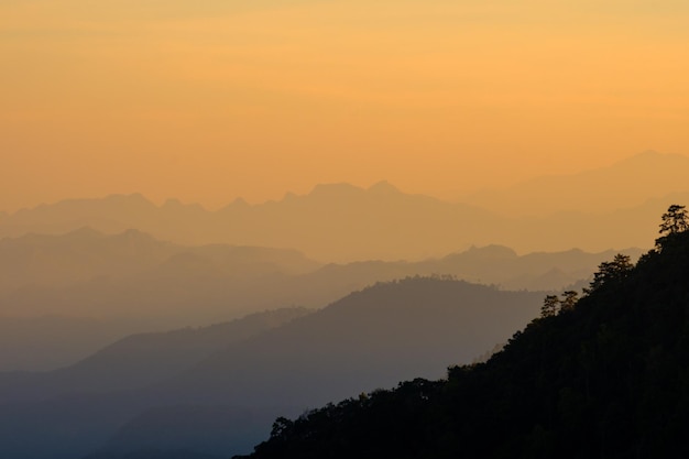 Hermoso paisaje montañoso al atardecer en el mirador de Monson Doi AngKhang Chaingmai Tailandia