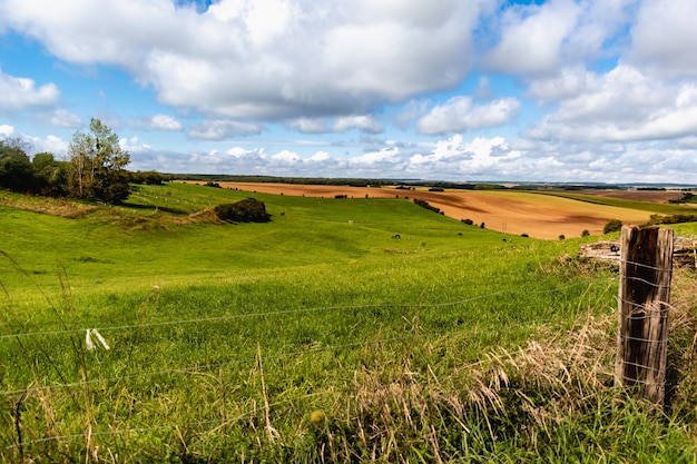 Hermoso paisaje montañoso de la campiña francesa pradera campo horizonte y cielo