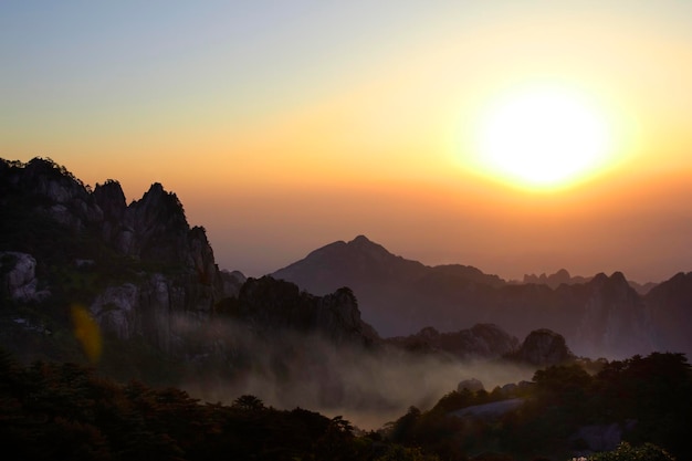 Hermoso paisaje montañoso en China Huangshan durante el amanecer