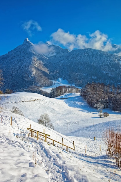 Hermoso paisaje montañoso de Gruyere ubicado en medio de las verdes estribaciones prealpinas de Friburgo, Suiza