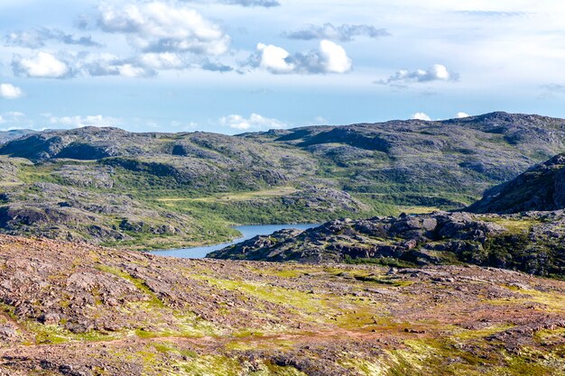 Hermoso paisaje montañoso del norte. Hermosa naturaleza dura.